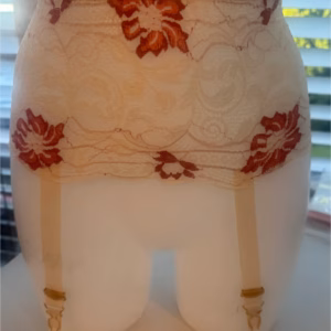 Cremefarbener Strumpfgürtel mit Goldakzenten und goldenen Clips