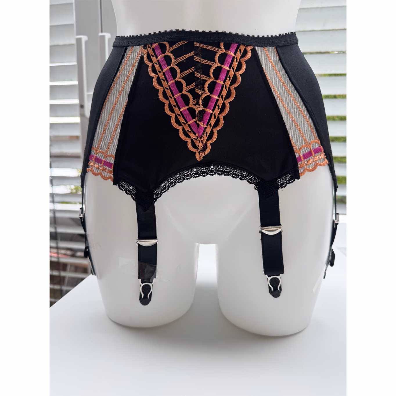 Superweicher Strumpfgürtel "Ellie mit 6 Trägern Schwarz. Gr. S